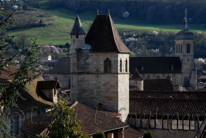 photo de figeac, toits du viguier et de l'église st sauveur